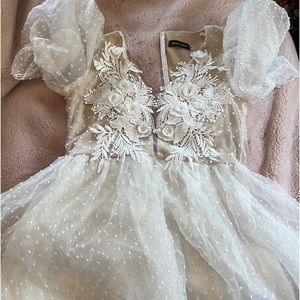 short white dress perfect for engagement photoshoot. Tulle lace appliqués.